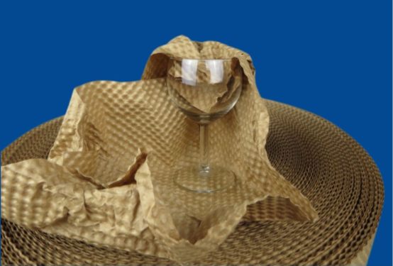 Papier gaufré utilisé pour emballer et protéger un verre