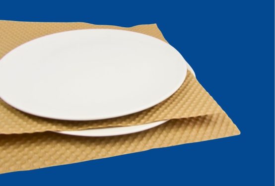 Papier gaufré utilisé pour protéger des assiettes lors de l'emballage