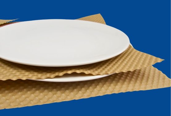 Papier gaufré utilisé pour protéger des assiettes lors de l'emballage
